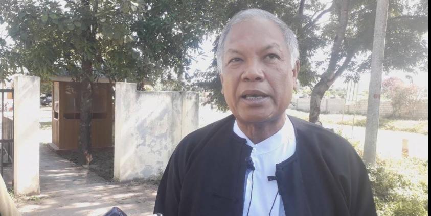 တရားလွှတ်တော်ရှေ့နေဦးသိန်းဦးကို ဒီးမော့ဆိုမြို့တရားရုံးရှေ့တွင်မြင်တွေ့ရစဉ် (ဓါတ်ပုံ- ကန္တာရဝတီတိုင်း(မ်))