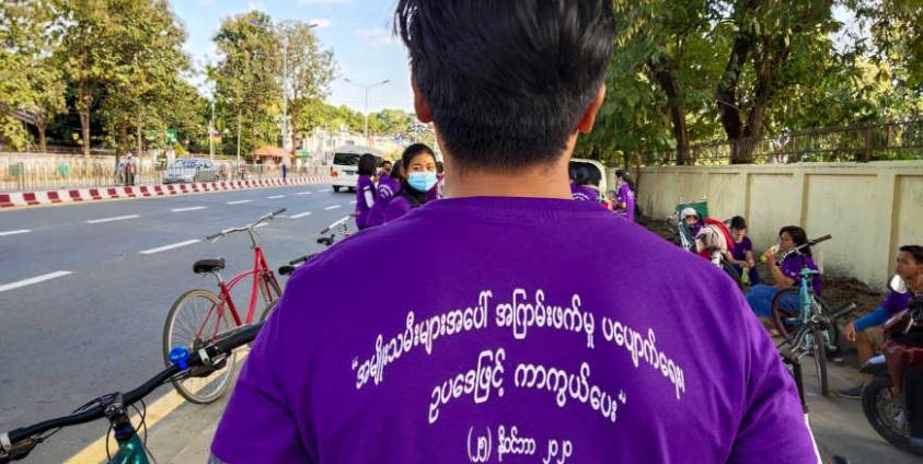 စက်တင်ဘာ ၂၃ ရက်နေ့မြစ်ကြီးနားတွင် စက်ဘီးစီး ကမ်ပိန်းပြုလုပ်ခဲ့စဉ် (ဓါတ်ပုံ – Htoi Gender Development Foundation)