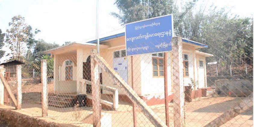 ဖွဲ့စည်းပုံအရ လိုအပ်ချက်တွေရှိနေသေးတဲ့ ဖရူဆိုမြို့နယ် ဆိုလျားကူးကျေးရွာမှ ကျေးလက်ဆေးပေးခန်းဖြစ်ပါတယ်။ ဓါတ်ပုံ – ကန္တာရဝတီတိုင်း(မ်)