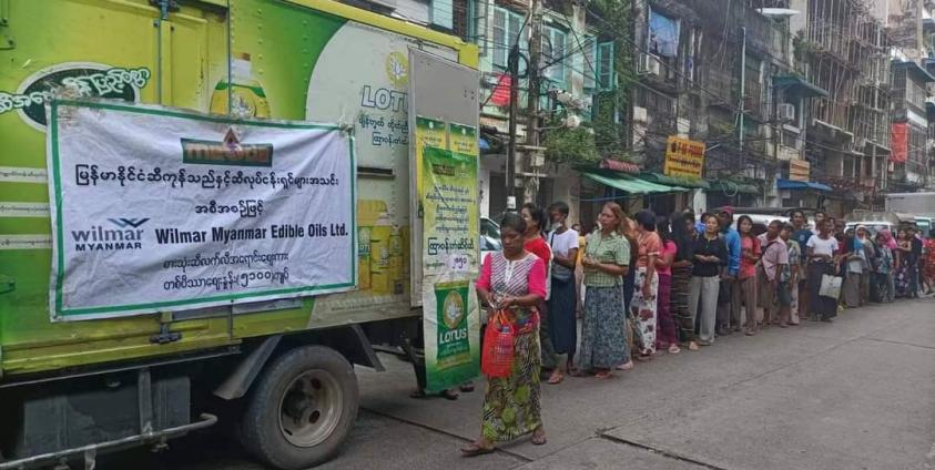 ရန်ကုန်မြို့ လှိုင်မြို့နယ်တွင် စားအုန်းဆီကို သက်သာဈေးနှုန်းဖြင့် ရောင်းချနေမှုအားတွေ့ရစဉ်။ (Photo- မြန်မာနိုင်ငံ ဆီကုန်သည်နှင့်ဆီလုပ်ငန်းရှင်များအသင်း)