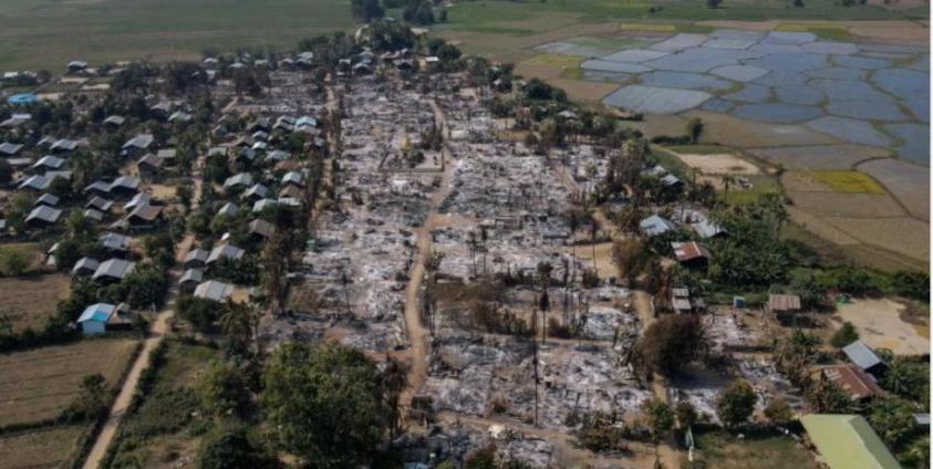 စစ်ကိုင်းတိုင်းတွင် စစ်တပ်မှ မီးရှို့ ထားသည့် ကျေးရွာတရွာ (Credit – Bangkok Post)