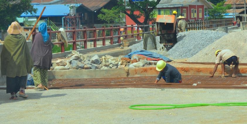 လွိုင်ကော်မြို့ တံတားဆောက်လုပ်ရေး၌ အလုပ်သမားများကို ယမန်နှစ်ကတွေ့ရစဉ်(ဓါတ်ပုံ-လင်းသန့်)