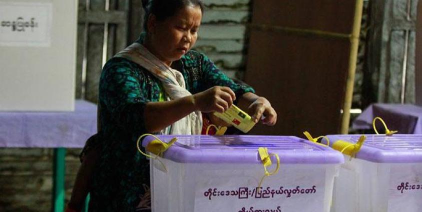 ပုံစာ - ၂၀၁၈ ကြားဖြတ်ရွေးကောက်ပွဲတွင် မဲပေးနေသော ပြည်သူတစ်ဦးအား တွေ့ရစဉ်