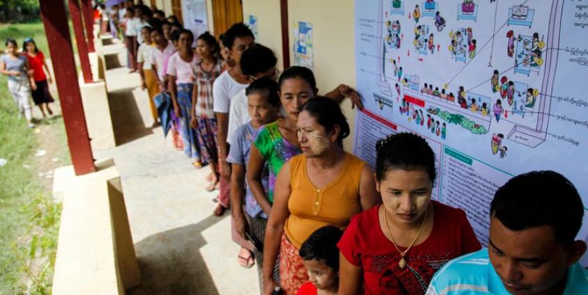 (File) People line up to cast their votes at a polling station in Sittwe, Rakhine State, western Myanmar, 08 November 2015. Photo: Nyunt Win/EPA