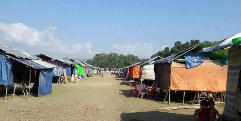 တိုက်ပွဲများကြောင့် မောင်တောမြို့နယ်၊ ၃မိုင်အနီး သီဟိုဋ်သရက်ခြံတွင် ယာယီတဲများ ထိုးလျက် လာရောက် ခိုလှုံ ဒုက္ခသည်များ တွေ့ရစဉ်။ ဓာတ်ပုံ-Wai Lu Kyaw Foundation