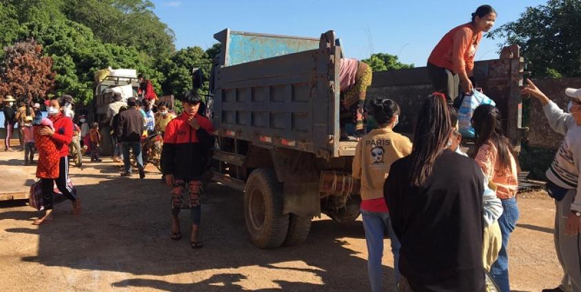 Photo Credit to Nang Kham Aye -ပထမတသုတ်က မန်စံဘုန်းကြီးကျောင်သို့ရောက်ရှိလာတဲ့စစ်ဘေးရှောင်များ