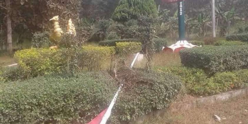 နိုဝင်ဘာ ၂၇ ရက်နေ့က ဟင်္သာကျောက်တိုင်ဂိတ်စခန်းတွင် မွန်အလံခုတ်လှဲခံရပုံ(Facebook)