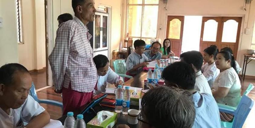 မွန်လူမျိုးအလိုက် အမျိုးသားအဆင့်နိုင်ငံရေးဆွေးနွေးပွဲကျင်းပရေးကော်မတီဝင်များအား နိုင်ဝင်းလှက ဆွေးနွေးစဉ်(photo: Facebook)