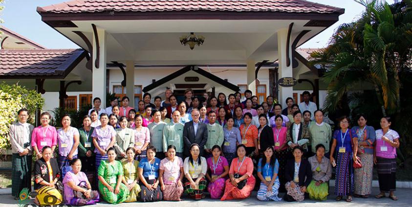 ၂၀၁၅ခုနှစ်၊ ဒီဇင်ဘာ ၉ရက်က နေပြည်တော်ရှိ အမရာဟိုတယ်တွင် ကျင်းပပြုလုပ်သော ရပ်ကွက်/ကျေးရွာအုပ်စု အမျိုးသမီးအုပ်ချုပ်ရေးမှူးများ စွမ်းရည်မြှင့်တင်ရေး အလုပ်ရုံဆွေးနွေးပွဲသို့ တက်ရောက်လာသော ရပ်ကွက်/ကျေးရွာအုပ်စု အမျိုးသမီးအုပ်ချုပ်ရေးမှူးများ၊ UNDPမှ တာဝန်ရှိသူများနှင့် အထွေထွေအုပ်ချုပ်ရေးဦးစီးဌာနမှ တာဝန်ရှိသူများအား တွေ့ရစဉ်(ဓာတ်ပုံ - မင်းမင်း/မဇ္ဈိမ)