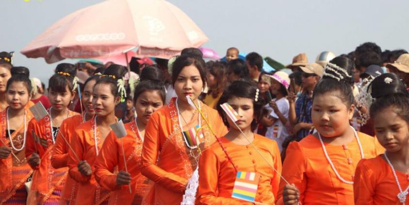 ရခိုင်သူအချို့အား စစ်တွေရှိ အခမ်းအနားတစ်ခုတွင်တွေ့ရစဉ်။