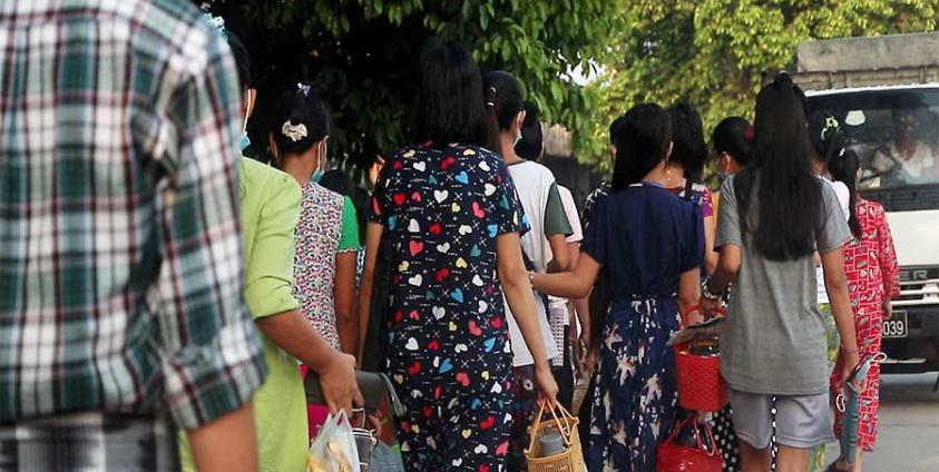 ရန်ကုန်တိုင်း၊ ရွှေပြည်သာမြို့နယ် စက်ရုံအချို့မှ အမျိုးသမီးများကို ၂၀၂၂ ခုနှစ်၊ ဧပြီလအတွင်းက တွေ့ရစဉ်။ ဓာတ်ပုံ - RFA