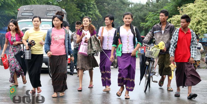 လှိုင်သာယာမြို့နယ်ရှိ စက်ရုံ၊ အလုပ်ရုံ ဝန်ထမ်းများ အလုပ်သိမ်း၍ အိမ်ပြန်ချိန် မြင်ကွင်းများ။  ဓာတ်ပုံ ဘိုဘို။