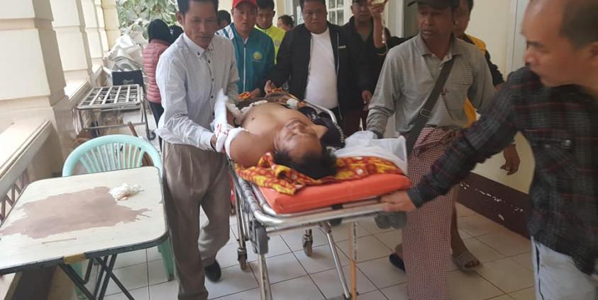 Photo by U Nay Zaw/ နမ့်စန်မြို့လယ်ခေါင်တွင် သေနတ်ပစ်ခံရသည့် အမျိုးသားပုံ