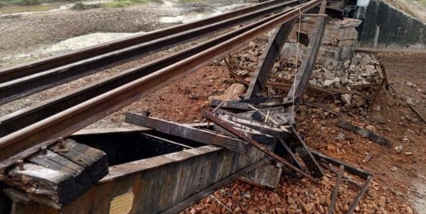 ဘီးလင်းမြို့နယ် နှင်းပုလဲဘူတာနှင့် တောင်စွန်းဘူတာကြား ရန်ကုန်-မော်လမြိုင် ရထားလမ်း မေ ၆ ရက် မိုင်းခွဲဖျက်ဆီးခံထားရသည့်ပုံ။ (ဓါတ်ပုံ - မော်လမြိုင် ဘူတာကြီး)