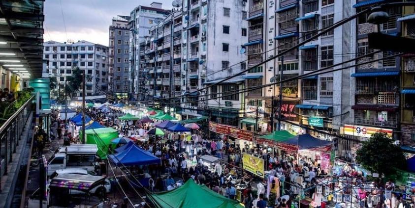 ရန်ကုန်မြို့တွင်ကျင်းပသည့် ရေကျော်ပွဲစျေးအတွင်း ၂၀၂၄ ခုနှစ် နိုဝင်ဘာလ ၂၄ ရက်တွင် လည်ပတ်နေကြသည့် ရန်ကုန်မြို့နေပြည်သူများ (ဓာတ်ပုံ-AFP)