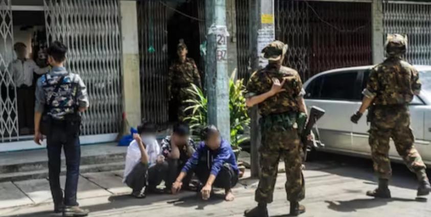 ရန်ကုန်တွင် ၂ဝ၂၁ ခုနှစ်၊ မေလ ၇ ရက်က စစ်အာဏာသိမ်းဆန့်ကျင်ဆန္ဒပြပွဲအတွင်း ပါဝင်သူများကို စစ်ကောင်စီတပ်က ဖမ်းဆီးခဲ့စဉ်။ (Photo - AFP)