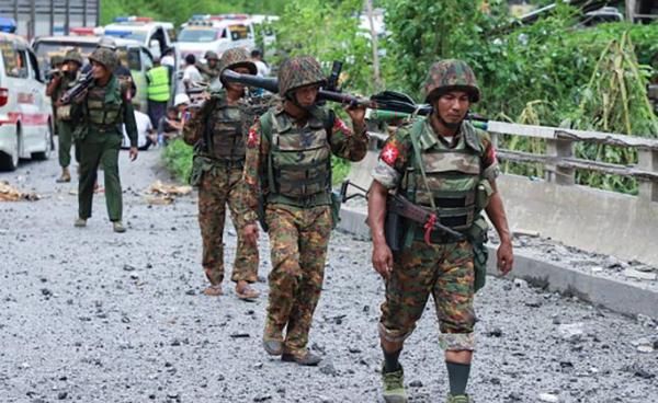 ၂၀၁၉ ခုနှစ်၊ သြဂုတ်လ ၁၅ ရက်က ပြင်ဦးလွင်ရှိ တပ်မတော်နည်းပညာတက္ကသိုလ်နှင့် နောင်ချို စစ်ဆေးရေးဂိတ် တိုက်ခိုက်ခံရမှုအပြီး နယ်မြေရှင်းလင်းရေးလာလုပ်သည့် တပ်မတော်သားများ(ပုံ-AFP)