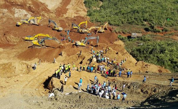 ဖားကန့်ရှိ ကျောက်မြတ်တူးဖော်ရေး လုပ်ငန်းတစ်ခုအား မြင်တွေ့ရစဉ်။ ဓာတ်ပုံ - AFP