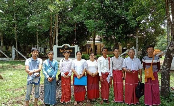 တရားစွဲဆိုခံထားရသူများ(အလယ်လူ ၃ ဦး)နှင့် ဝန်းရံသူအချို့(ဓါတ်ပုံ - MNA)