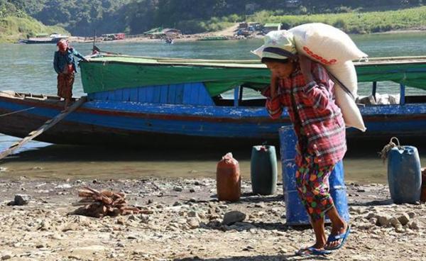 ပလက်ဝမှ ကျောက်တော်သို့ ပြေးဆွဲသည့် လိုင်းစက်လှေပေါ်မှ ဆန်အိတ်သည်နေသူ တစ်ဦးကို တွေ့ရစဉ်