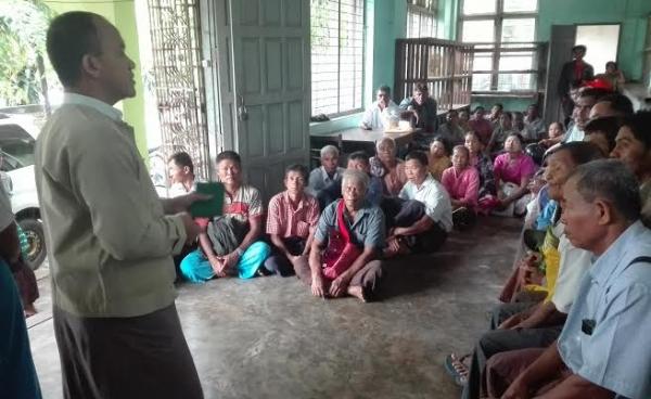  မြန်မာ့လယ်ယာ ဖွံ့ဖြိုးရေးဘဏ် ပြည်နယ််မန်နေဂျာနှင့် မိုးစပါးစိုက်တောင်သူများ တွေ့ဆုံစဉ် (MNA)