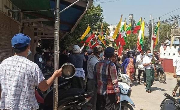 ၂၀၂၁၊ ဖေဖော်ဝါရီလအတွင်း  နယ်လှည့်တပ်ထောက်ခံသူများကို ဧရာဝတီတိုင်းက ပြည်သူများ သံပုန်းတီးမောင်းထုတ်ခဲ့ကြသည့် မြင်ကွင်း။