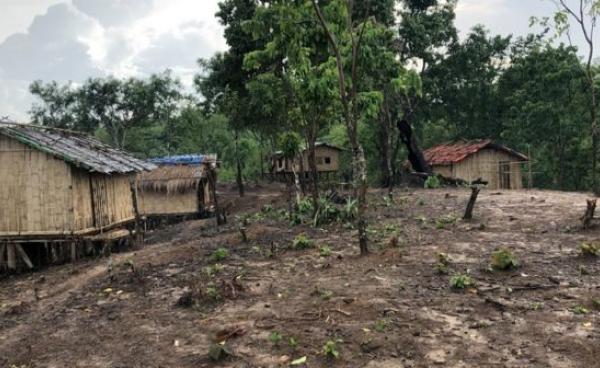 မီးဇာကျေးရွာရှိ ကင်းတလင်းစစ်ဘေးရှောင်များနေထိုင်ရာတဲအိမ်များ