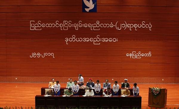 (L-R first row) Thu Wai, Chairman Democratic Party, Lt-general Tin Maung Win, Tin Myo Win Chairman of Peace Commission, KNU vice chairman Saw kawl Htoo win and Lower house parliament member Htun Htun Hain sign during the Union Accord signing during the closing ceremony of the second session of the 'Union Peace Conference - 21st century Panglong' in Naypyitaw, Myanmar, 29 May 2017. Photo: Hein Htet/EPA