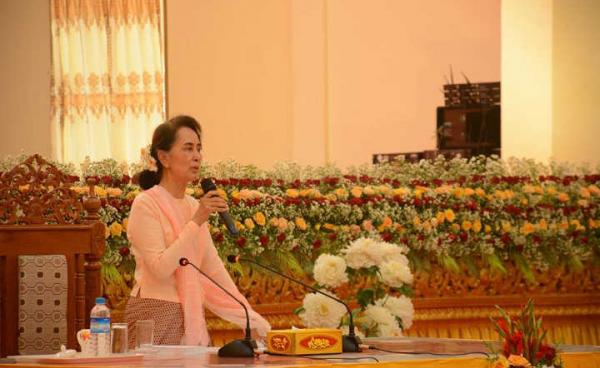 မွန်ပြည်နယ်ခန်းမ လူထုတွေ့ဆုံပွဲအခမ်းအနားတွင် နိုင်ငံတော်အတိုင်ပင်ခံပုဂ္ဂိုလ်အား မြင်တွေ့ရစဉ်(MNA)