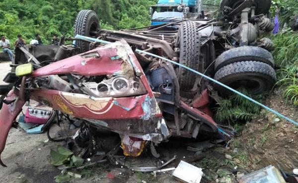 နောင်ချိုမြို့နယ် ဂုတ်တွင်း တွင် ခရီးသည်ယာဉ် ချောက်ထဲတိုးကျပြီး လူနာများကို ကူညီနေသည့် ပုံ (ဓာတ်ပုံ ကမ်းလင့်လက်များ လူမှုကူညီရေးအသင်း နောင်ပိန်)