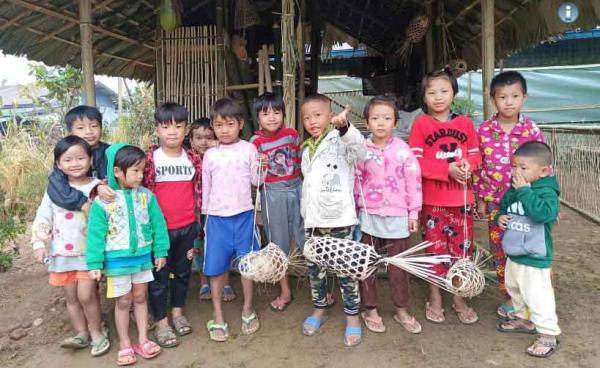 နမ့်မဖြစ်စစ်ရှောင်စခန်းမှ ကလေးငယ်များအား တွေ့ရစဉ်