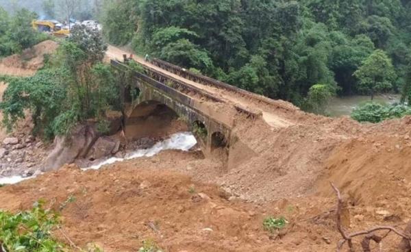 ကချင်ပြည်နယ် ဆဒုံးမြို့အဝင်နေရာ တံတားတစ်ခု