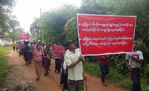 Residents of Hmein Ga Nein Village held a protest in Mawlamyine (Photo – MNA)