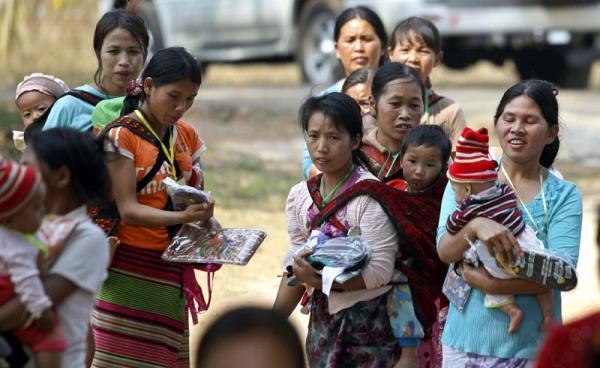 War victims who fled from the conflict zone, receive clothes and footware as they gather in a monastery which is being set up as a temporary refugee camp in Kyaukme, northern Shan State, Myanmar, 20 February 2016. Photo: Hein Htet/EPA