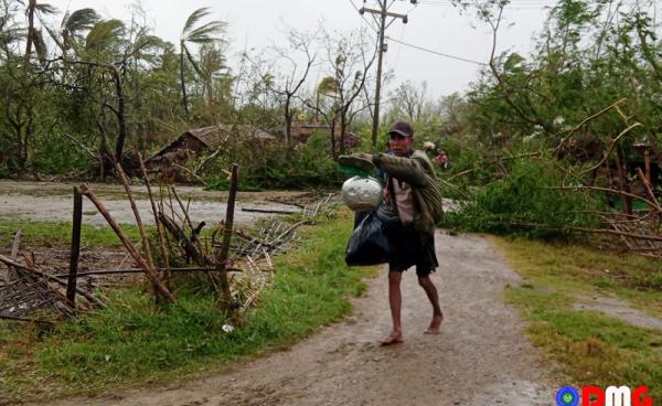 မုန်တိုင်းတိုက်ခတ်စဉ် လုံခြုံရာသို့ထွက်ပြေးနေကြသည့် ရသေ့တောင်မြို့နယ် စပါးထားကျေးရွာသားများ အား ဇွန်လ ၁၄ ရက်နေ့က တွေ့ရစဉ်။