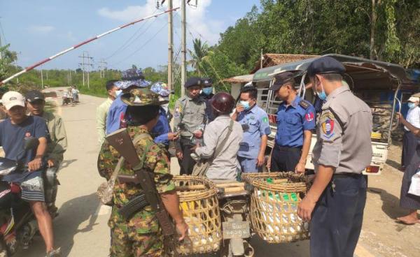 ငရုတ်ကောင်းမြို့တွင် မေလအတွင်း စစ်တပ်နှင့် လက်အောက်ခံအဖွဲ့များက မြို့အဝင်ဂိတ်နှင့် လမ်းဝတို့တွင် စစ်ဆေးမှုများ ပြုလုပ်နေစဉ် (ဓါတ်ပုံ - Crd.)