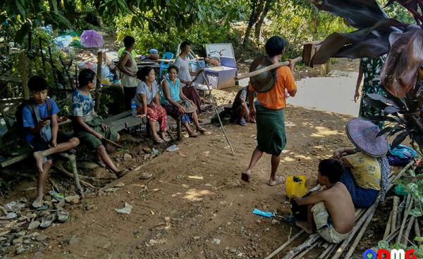 ၂၀၂၂ ခုနှစ်၊ ဒီဇင်ဘာလအတွင်း နေအိမ်ဖြိုဖျက်ခံရချိန်တွေ့ရသော ဂျိုင်သာရွာသားများ။