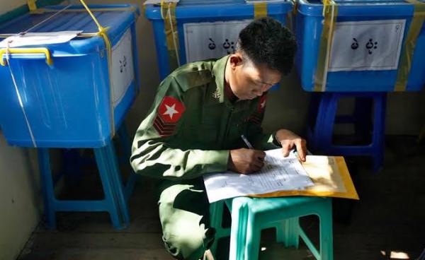 Photo- တပ်တွင်းမဲရုံ၌ တပ်မတော်သားတစ်ဦး မဲဆန္ဒပေးရန်ပုံစံဖြည့်စွက်နေစဉ်(VOA)