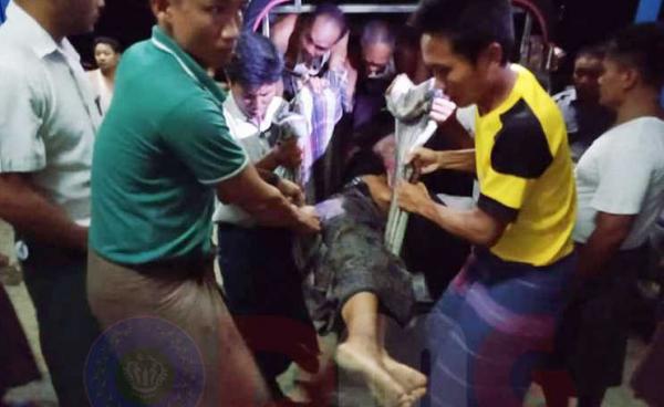 ဓာတ်ပုံ - ဇောင်း(ပုဏ္ဏားကျွန်း) | ဂဏန်းမဲရွာမှ ဒဏ်ရာရရှိသူများအား စစ်တွေဆေးရုံသို့ သယ်ဆောင်လာစဉ်