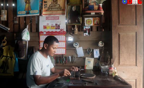 စစ်တွေဈေးကြီးတွင် ရွှေပန်းထိမ်လုပ်နေသူတစ်ဦးအား တွေ့ရစဉ်။