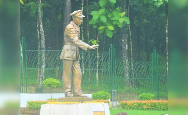 ရန်ကုန်မြို့ ဗဟန်းမြို့နယ် နတ်မောက်လမ်း၊ ဗိုလ်ချုပ်ပန်းခြံရှိ ဗိုလ်ချုပ်ကြေးရုပ်။ (MOI)