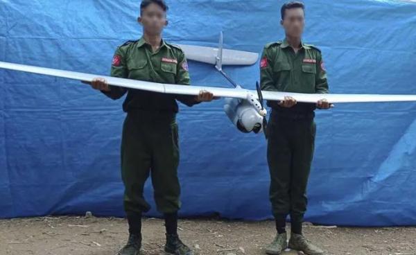 ၂ဝ၂ဝ ပြည့်နှစ်၊ ဇွန်လ ၂၄ ရက်တွင် စစ်ကောင်စီက သုံးစွဲနေသည့် အစ္စရေးနိုင်ငံလုပ် စစ်မြေပြင်သုံး မောင်းသူမဲ့ လေယာဉ်ငယ်တစ်စင်းအား AA က သိမ်းဆည်းရမိခဲ့စဉ်။