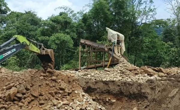 ဓါတ်ပုံ - ပူတာအိုခရိုင်၊ မချမ်းဘော့မြို့နယ်၊ ဆင်လုံဒမ်း (၂) ကျေးရွာတွင် ရွှေတူးဖော်နေသည့် မြင်ကွင်း။