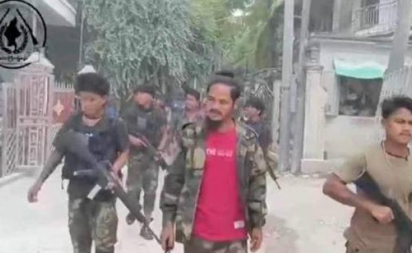 တောကြီးမြွေပွေးတပ် စကျင်ရွာသို့ စျေးဝယ်ထွက်စဥ် (ဓာတ်ပုံ - တောကြီးမြွေပွေးတပ် တင်ခဲ့သည့် ဗီဒီယိုမှ Screenshot ထားခြင်းဖြစ်သည်။)