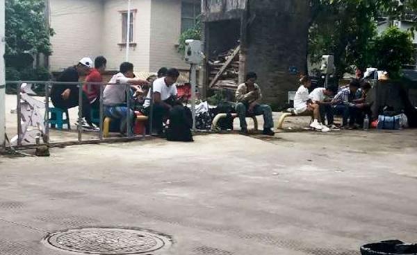 ဓာတ်ပုံ - ပေးပို့ / တရုတ်နိုင်ငံ၊ ကျင်းဟုန်မြို့တွင် ဖမ်းဆီးခံရသည့် မြန်မာလုပ်သားများကို တွေ့ရစဉ်