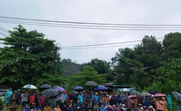 ဓာတ်ပုံ - KNG (တိုက်ပွဲကြောင့် နေရပ်ပြန်တော့မည့် မော်ဝမ်းလေး စစ်ရှောင်ပြည်သူများ)