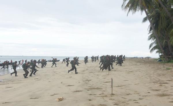 ဓါတ်ပုံ - (EPA/EFE) ရွှေသောင်ယံကမ်းခြေတွင် ပြုလုပ်ခဲ့သော စစ်အုပ်စု၏ စစ်ဆင်ရေး လေ့ကျင့်မှု။ (ပုံဟောင်း)