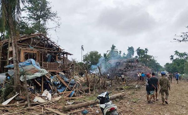 ဓာတ်ပုံ - ဩဂုတ်လ ၁၀ ရက်နေ့က သံတွဲမြို့နယ်၊ ကျောက်ကြီးရွာ ဗုံးကြဲခံရသည့် မြင်ကွင်း/Photo Credit - CJ