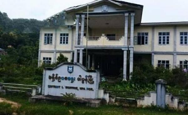 ပုံအညွှန်း- ဗုံးခွဲတိုက်ခိုက်ခံရမှုကြောင့် ပျက်စီးသွားသည့် ဖာပွန်မြို့နယ် အစိုးရရုံးများ (ဓါတ်ပုံ - စစ်ကောင်စီ ပြန် ကြားရေးချန်နယ်များ)