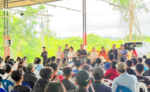 ဓာတ်ပုံ - ထိုင်းနိုင်ငံရှိ လုပ်ငန်းခွင်တစ်ခုသို့ ရောက်ရှိလာသည့် ကရင်နီဒုက္ခသည်များကို တွေ့ရစဉ်/Photo Credit - ณรงค์เวทย์ มหเศรษฐพงษ์ (Facebook)